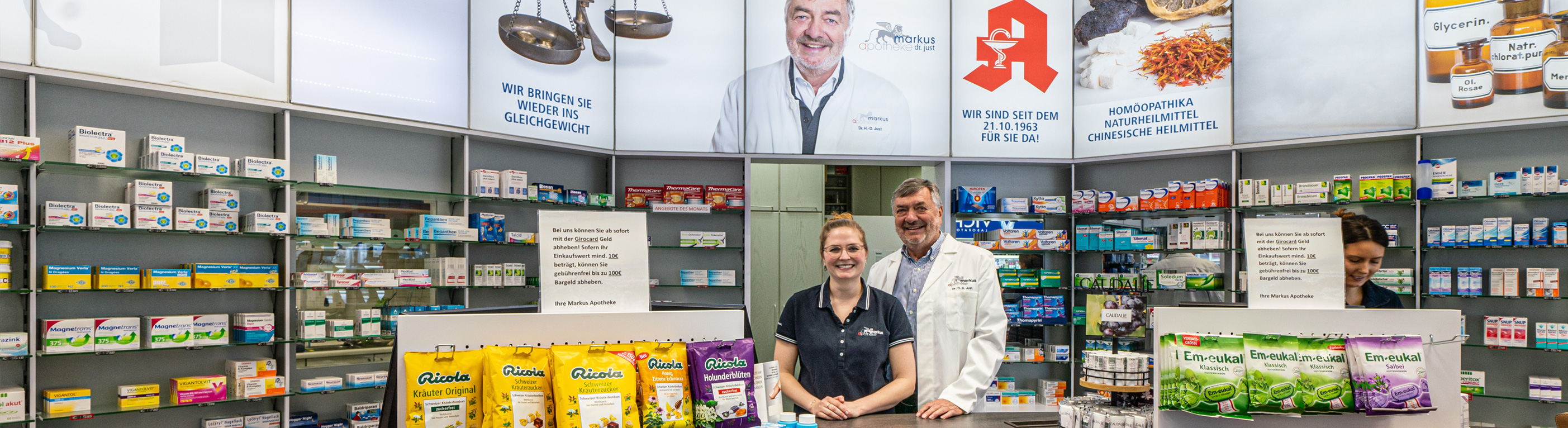 Der Verkaufsraum der Markus Apotheke in Bremen mit dem Apotheker Dr. Just